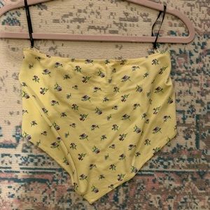 Super cute strapless top with pretty detail!!